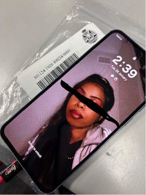 Anyone recognise this person on the screensaver of this found phone? (Eyes are blocked out on purpose!) #FB