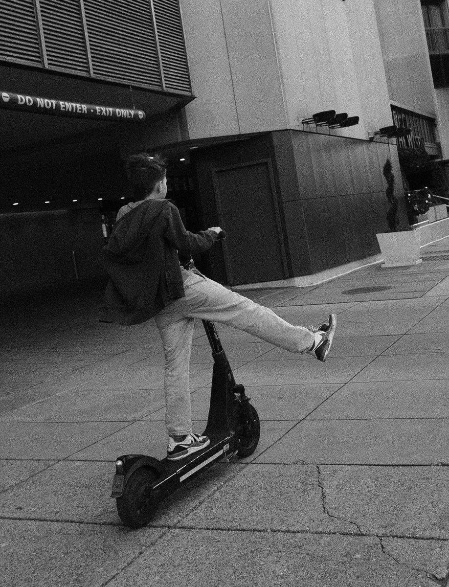 Ronsclassickuts's tweet photo. Street Photography Session Washington DC with my Fujifilm XT-3 
27mm F2.8 
#washingtondc #FujifilmXT3 #FUJIFILM #FUJIFILMUSER #streetphotography
#filmsimulation #acrossfilmsimulation #Photographer #travelphotographer #travelphotography #50statetour #WashingtonDC #APSC https://t.co/9u9LQFbY90