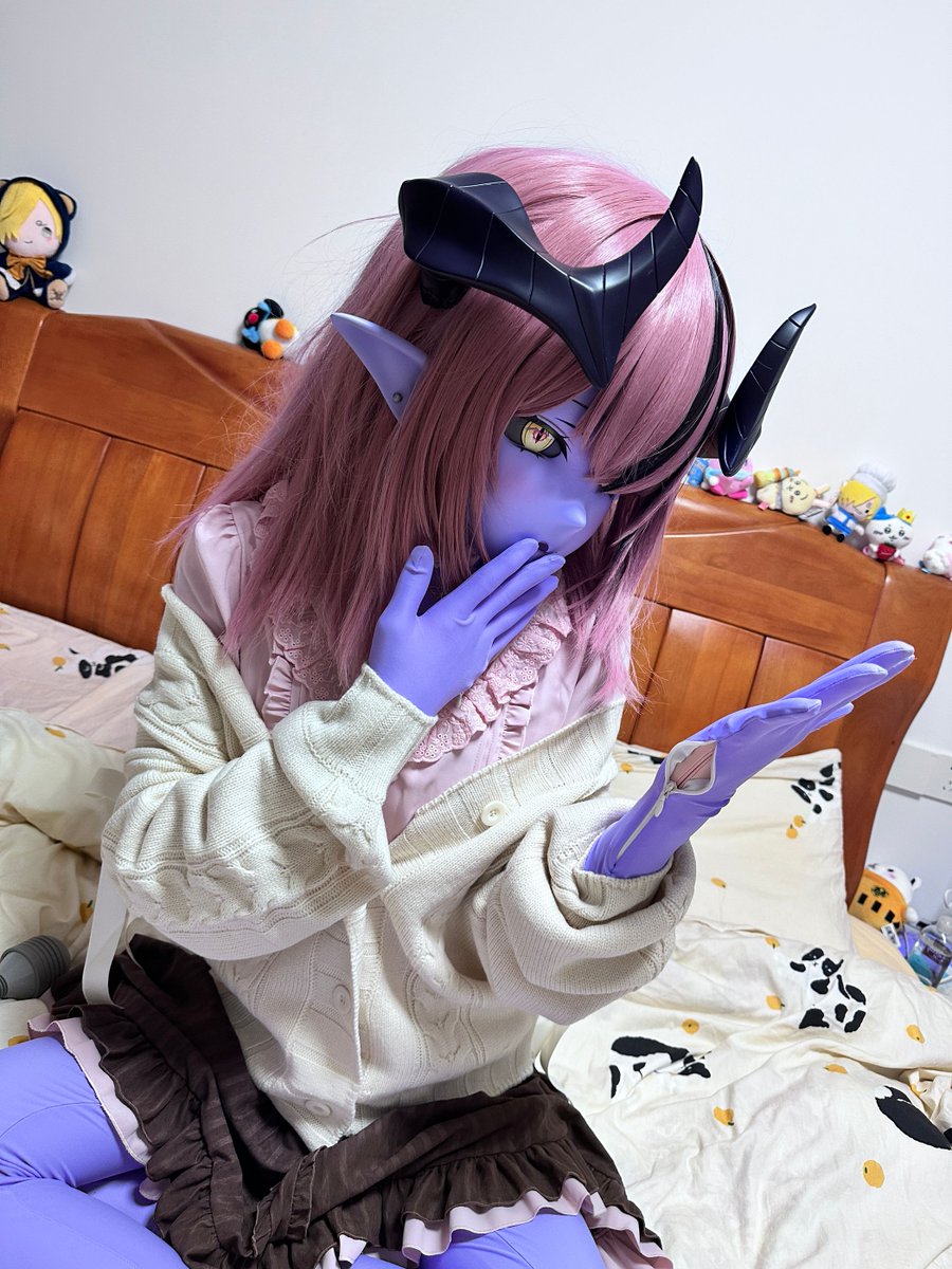 新的一年到了呢！今年是蛇年所以表演一个.....这样魅魔的秘密就被发现了呢！很神奇吧！不要说出去哦