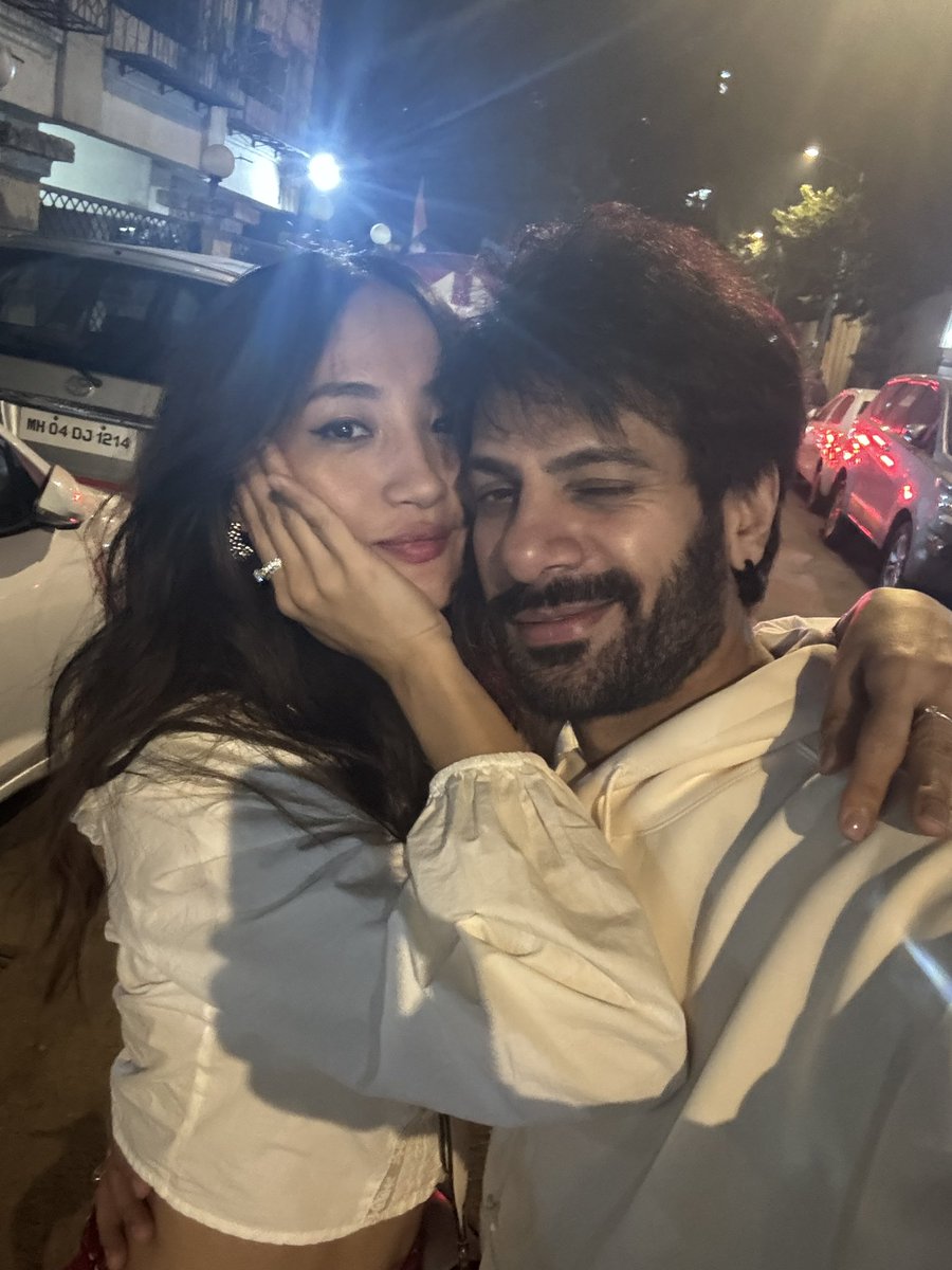 Karan Veer Mehra (@karanveermehra) on Twitter photo Maine jo kuch bhi socha hua hai woh meh waqt aanay pe kar jauga
Tum mujhe zeher lagti ho aur meh kissi din tumhe pe k maar jauga
For the #chumveer fans #bb18 #biggboss <a href="/chumdarang/">Chum Darang</a> #ChumVeer #karanveermehra Maine jo kuch bhi socha hua hai woh meh waqt aanay pe kar jauga
Tum mujhe zeher lagti ho aur meh kissi din tumhe pe k maar jauga
For the #chumveer fans #bb18 #biggboss <a href="/chumdarang/">Chum Darang</a> #ChumVeer #karanveermehra