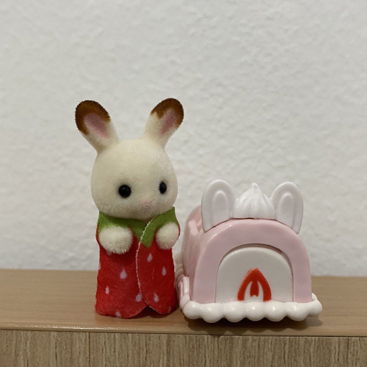 sunniaes's tweet photo. ★ Sylvanian Families : Choco Rabbit Cake Train : 130 K ( no bnfc, bought from KidzStation ) https://t.co/wynvd9rsco