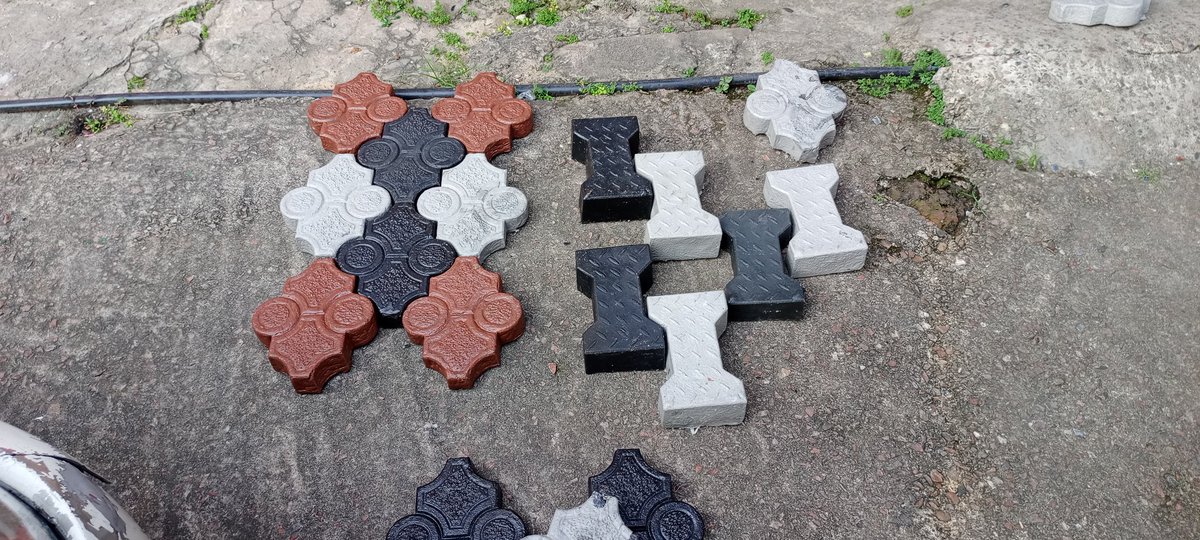 AloguiPaul's tweet photo. Pavés écologiques faits à partir des déchets plastiques made in 🇬🇦 by REVADAC ♻️. Aucun additif pavés composés de plastique et du sable
Tel:+24177240614 https://t.co/6iqPGvtoPb