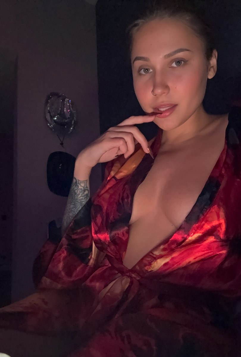 wobblymami's tweet image. It’s late