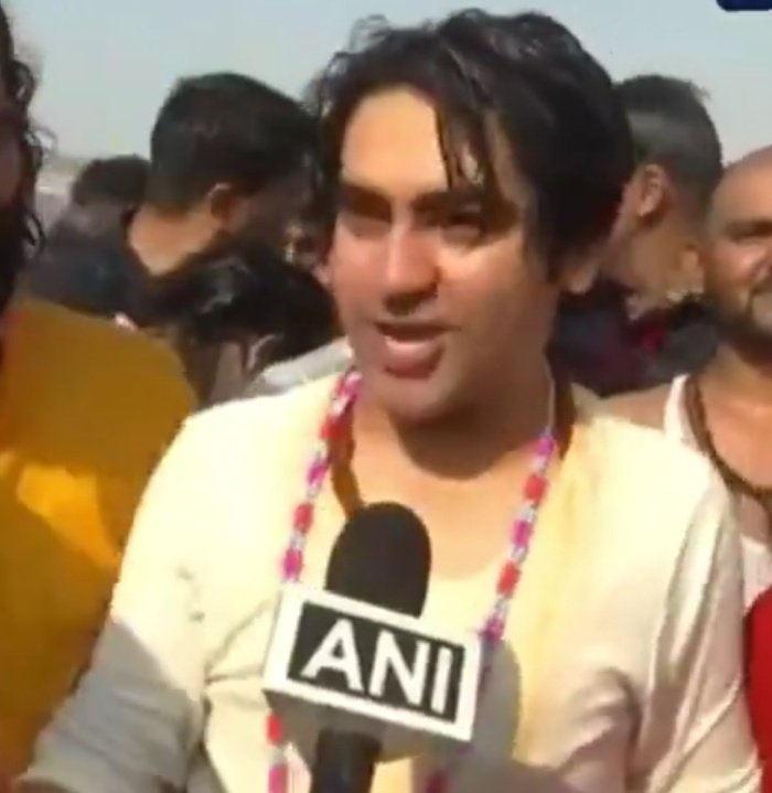 JaikyYadav16's tweet image. मुझे जानकर बहुत हैरानी हुई कि 

बाबा बागेश्वर धाम वाले धीरेंद्र शास्त्री प्रयागराज महाकुंभ में ही थे फिर भी यह अप्रिय घटना आज रात घट गई,

महाराज जी धीरेंद्र शास्त्री जी अपनी दिव्य दृष्टि से पहले ही बता देते कि ऐसी ऐसी घटना होने वाली है मगर 

अफ़सोस धीरेंद्र शास्त्री जी ने प्रशासन…