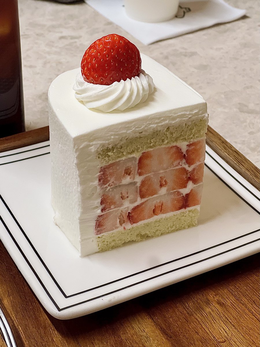 성수 네모네.
모든 메뉴가 네모 형태를 고수하고 하물며 메뉴판에도 ㅇ대신 ㅁ 을 써놓은 너무나 네모에 진심인 곳….