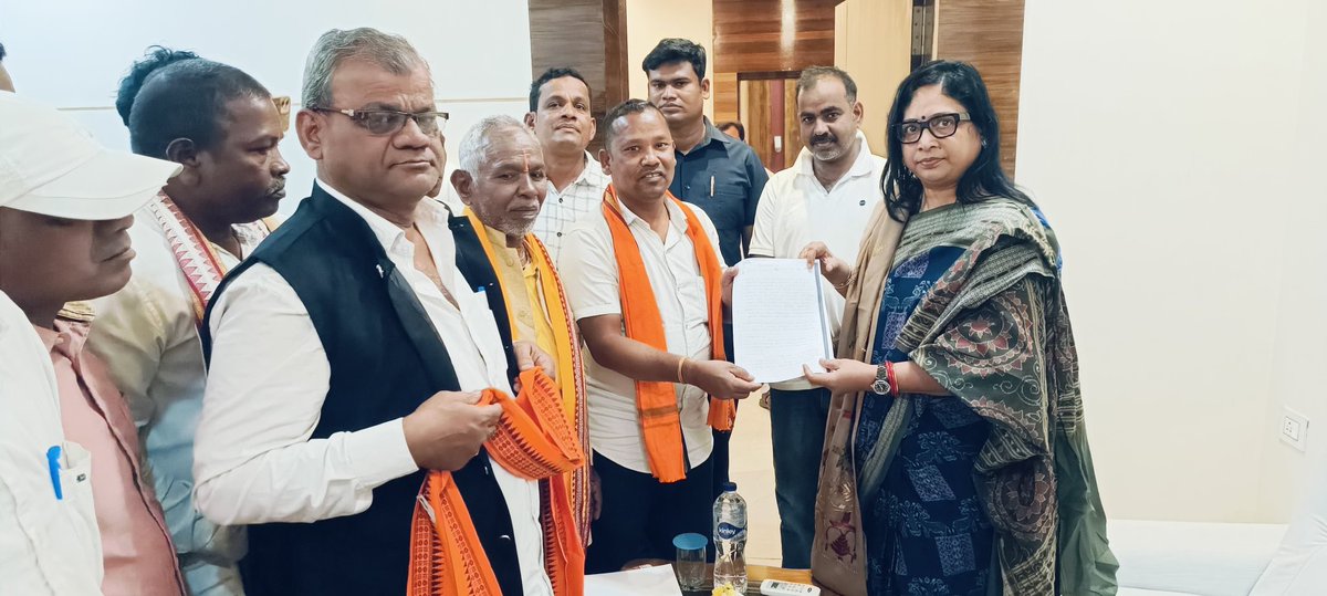 AnitaSubhadars1's tweet photo. ଆଜି ହିଂଜିଳୀ ସ୍ଥିତ ପୂର୍ତ୍ତ ବିଭାଗ ଡାକବଙ୍ଗଳାରେ ସଂସଦୀୟ କ୍ଷେତ୍ରର ବିଭିନ୍ନ ଉନ୍ନୟନ ମୂଳକ କାର୍ଯ୍ୟର ସମୀକ୍ଷା କରିବା ସହିତ ଜଣ ସାଧାରଣ ମାନଙ୍କ ବିଭିନ୍ନ ସମସ୍ୟା ସମ୍ପର୍କରେ ଅବଗତ ହେଲି।

ଆମ ଡବଲ ଇଞ୍ଜିନ ସରକାର ଜନସାଧାରଣ ମାନଙ୍କ ହିତରେ କାର୍ଯ୍ୟ କରିବାକୁ ପ୍ରତିଶ୍ରୁତିବଦ୍ଧ।
#AskaPC #ReviewMeeting #grievanceredressal https://t.co/Ww38wn5C8j