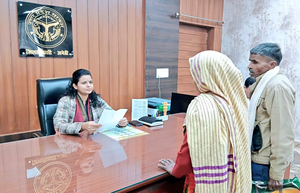 आज दिनांक 29.01.2025 को कलेक्ट्रेट कार्यालय में जनसुनवाई के दौरान जनसामान्य की शिकायतों को सुनकर संबंधित अधिकारियों को समयबद्ध व गुणवत्तापूर्ण निस्तारण सुनिश्चित करने के निर्देश दिए।