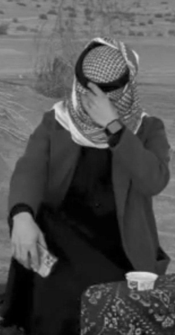 انا الصديق اللي صديقه تناساه
صابر على الحزات مثل الاصايل

انا حكايه طولها الف مآساه
تسخر من الاحزان رغم الهوايل

انا الوحيد اللي زمانه تحداه
فاقد عزيز وحيلته بالرسايل
#Mودندن