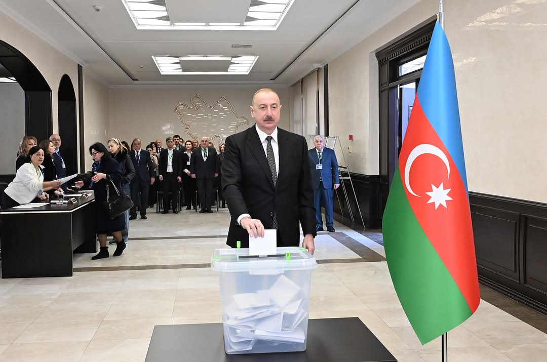 QubaYap's tweet photo. Yanvarın 29-da Azərbaycanda növbəti bələdiyyə seçkiləri keçirilir.

Azərbaycan Respublikasının Prezidenti İlham Əliyev Bakı şəhərinin 7 saylı Səbail seçki dairəsinin 6 nömrəli orta məktəbdə yerləşən 1 saylı seçki məntəqəsində səs verib. https://t.co/3jgmngTk0p