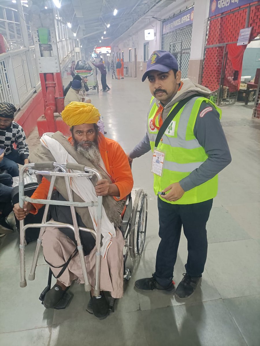 NorthCentralRa1's tweet photo. महाकुम्भ रेल सेवा 2025 में स्काउट्स  एवं गाइड्स द्वारा  रेल कर्मयोगियों की समर्पित सेवा से श्रद्धालुओं का सफर बन रहा है सुरक्षित, आरामदायक और यादगार। #mahakumbhRailseva2025
#MahaKumbh2025 @RailMinIndia @drmncrald @CPRONCR @PrayagrajPro @srdcm_prayagraj https://t.co/H0r5PpMAHU