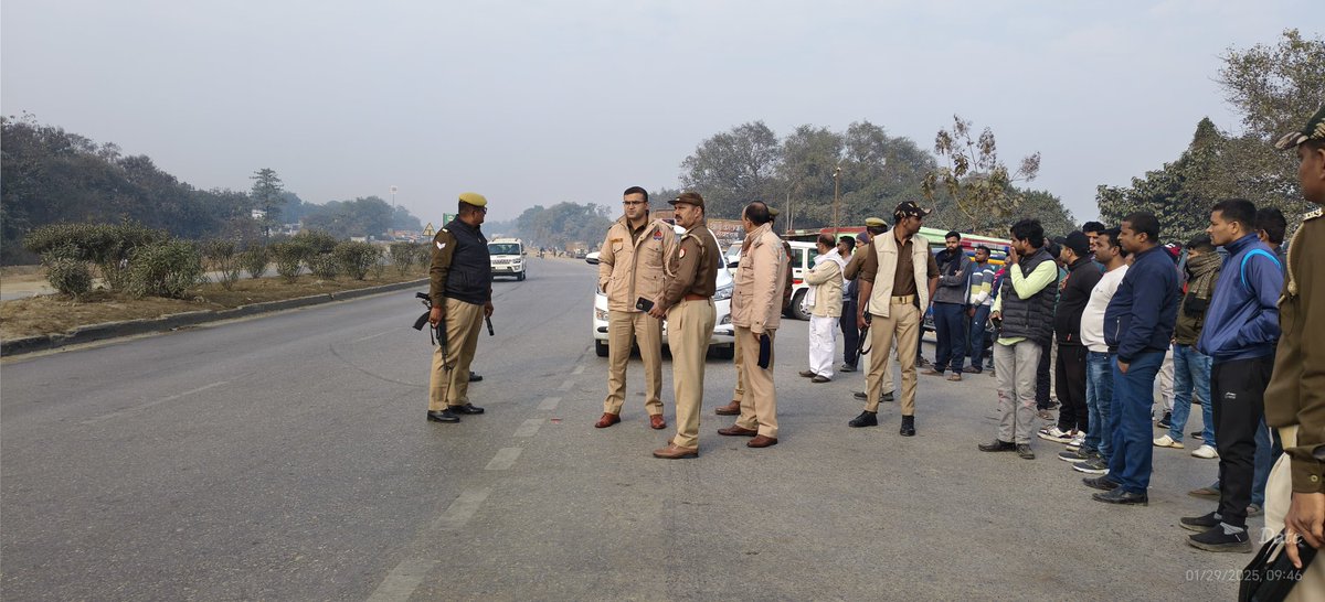 chandaulipolice's tweet photo. मौनी अमावस्या स्नान व मेला के दृष्टिगत #SP_Chandauli @langeh_ips द्वारा जनपद के सैयदराजा, नौबतपुर बार्डर पर आवागमन व्यवस्था को सुचारू रूप से संचालित रहने के लिए निरीक्षण कर दिशा-निर्देश प्रदान किया गया।
#UPPolice
#adgzonevaranasi
#IgRangeVaranasi
#UPPolicenews https://t.co/TwNnnSsKqA