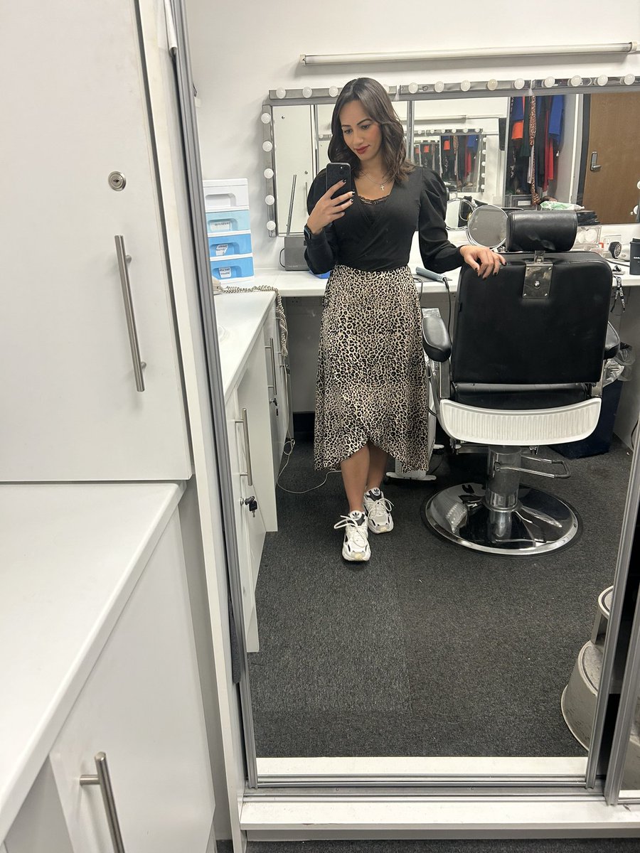 Morning, morning, morning! Last 3.30am alarm for me this week 🥳🤭 So for the last time I’ll be bringing you the latest news for the East Midlands &amp; @thesarablizzard has the weather ⛅️Join us if you can @bbcone <a href="/bbcemt/">BBC East Midlands</a> 📺💕