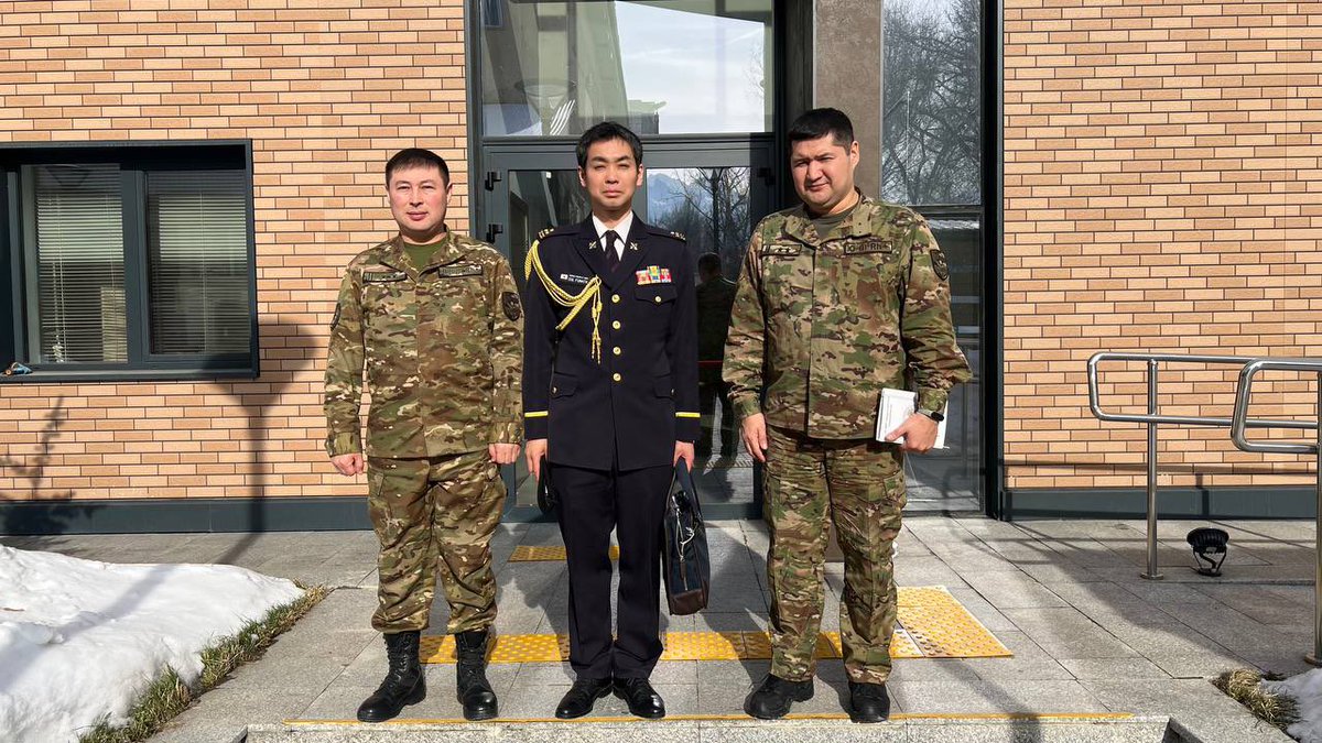 kazcentofficial's tweet photo. 🇯🇵🤝🇰🇿
27 января 2025 года Центр миротворческих операций Министерства обороны Республики Казахстан посетил военный атташе Японии Фуната Хироаки. Целью визита стало знакомство с Центром, перспективы сотрудничества в миротворческой деятельности и обмен опытом. https://t.co/KjqV23HA1O