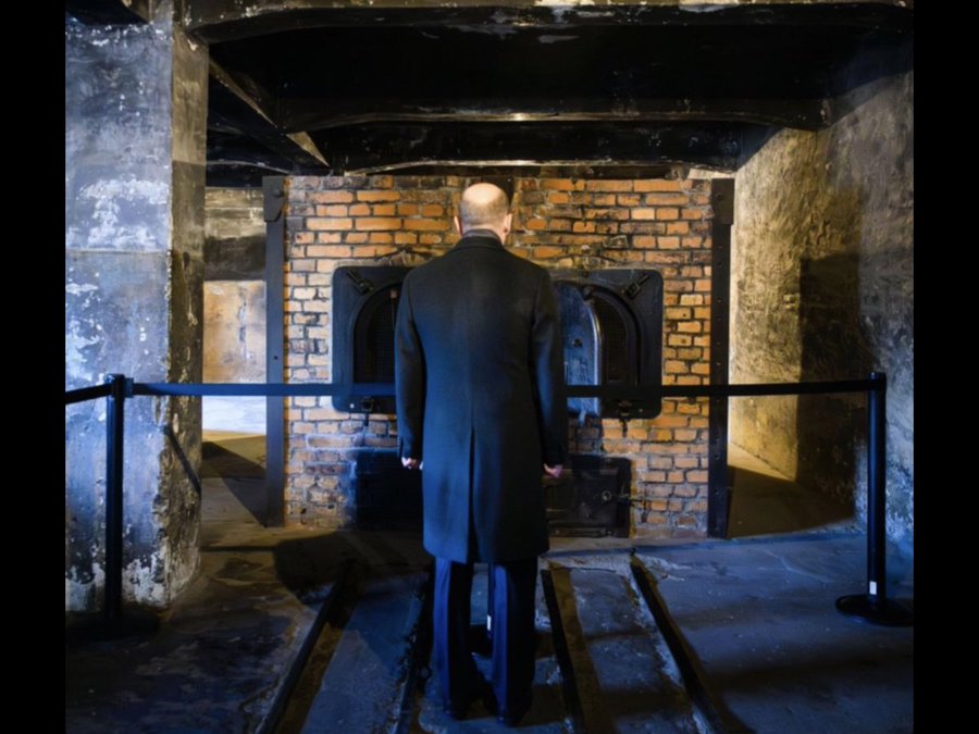 Milena Preradovic (@punktpreradovic) on Twitter photo Das ist kein schneller situativer Schnappschuss. Das ist eine sorgfältige Inszenierung. Ein Foto-Shooting vor den Öfen von Auschwitz..."bitte noch etwas nach links, noch leicht Kopf beugen...ja, so ist super"...ich hätte das nicht für möglich gehalten, <a href="/Bundeskanzler/">Bundeskanzler Olaf Scholz</a> Das ist kein schneller situativer Schnappschuss. Das ist eine sorgfältige Inszenierung. Ein Foto-Shooting vor den Öfen von Auschwitz..."bitte noch etwas nach links, noch leicht Kopf beugen...ja, so ist super"...ich hätte das nicht für möglich gehalten, <a href="/Bundeskanzler/">Bundeskanzler Olaf Scholz</a>