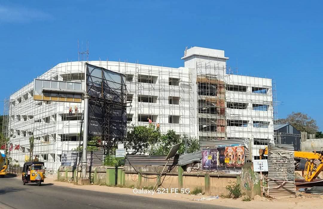 GMSRailway's tweet photo. Kollam's Multilevel Car Parking Nears Completion!
With station redevelopment in full swing, #Kollam is set for a modern transformation, enhancing passenger convenience like never before!
#SRInfraupdates #SmartInfrastructure #SouthernRailway https://t.co/CkYxiBH7wf