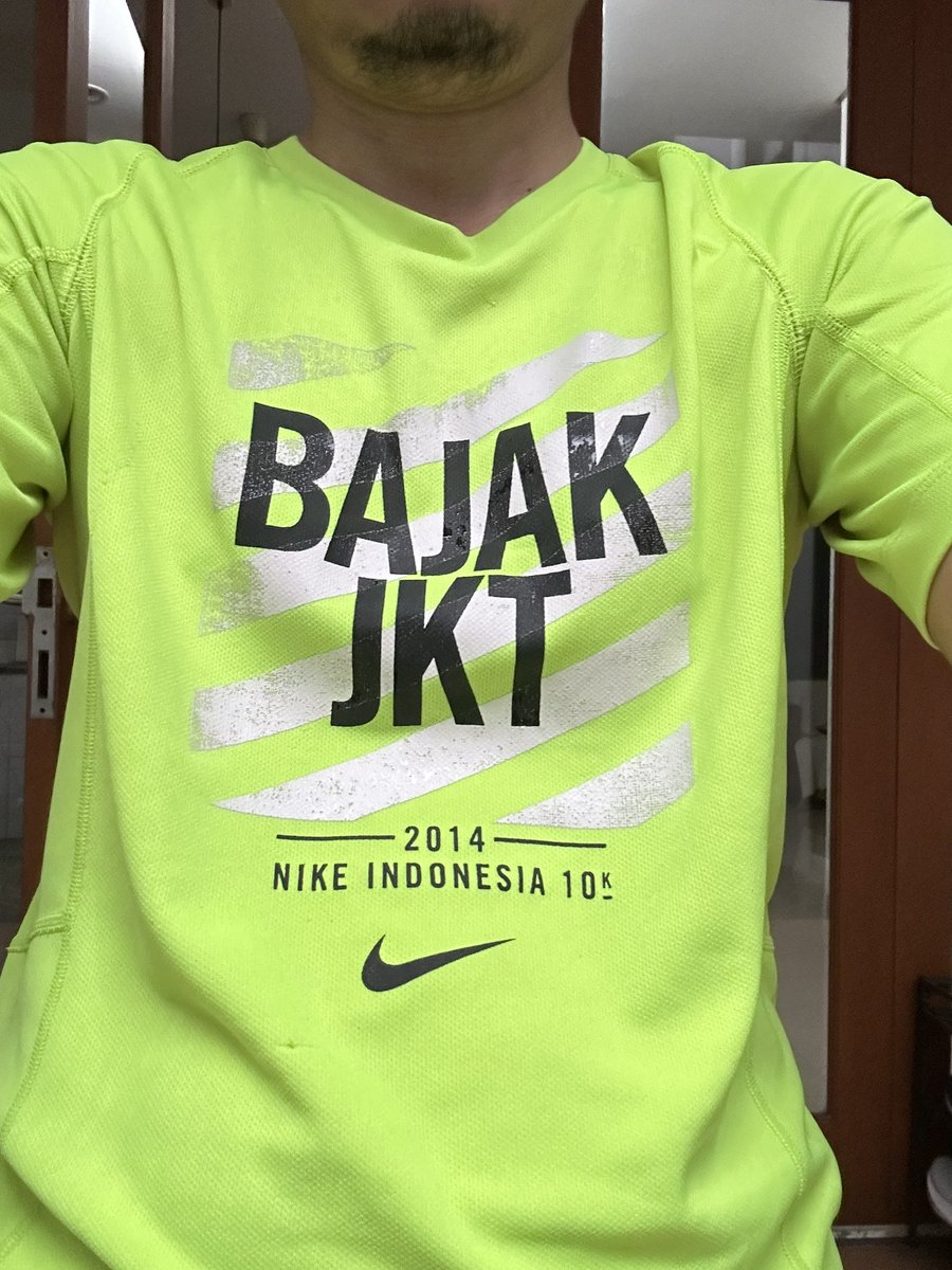 amadarum's tweet photo. Baju dah hampir 11 tahun. 
Sesuai dengan kata-kata orang terkaya se-Indonesia “kalo masih bisa dipakai kenapa harus beli baru” https://t.co/zqi3p0H2zX