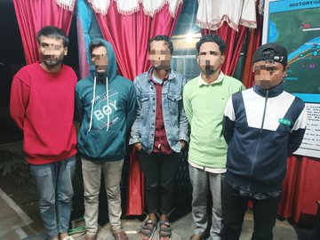 RitaMoni_Nath's tweet photo. Big achievement by our #BorderGuards! 👏

Alert troops of #BSFMeghalaya successfully apprehended 4 #Bangladeshi intruders along with 1 Indian national at the #IndoBangladeshBorder. 🇮🇳🫡

Salute to their unwavering vigilance and commitment to national security! 💪 #JaiHind #BSF https://t.co/Mzi5wR8yvR