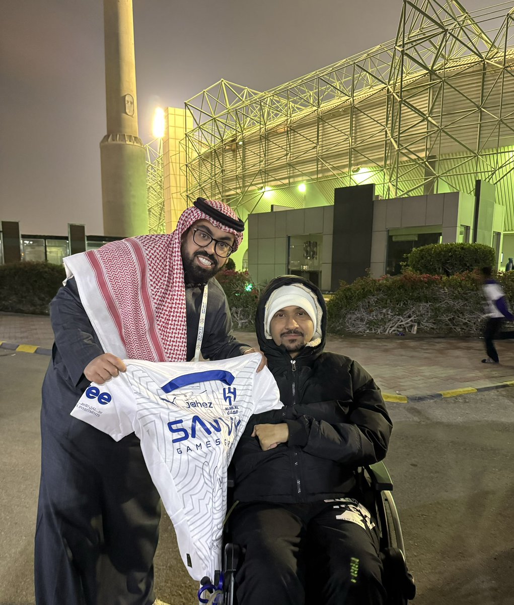 شكراً لأهل المملكة العربية السعودية على حسن الضيافة من وصلنا المنفذ إلى الملعب كانت الامور ميسرة من جميع النواحي .. وشكراً للإعلامي المميز الأخ حمد الصويلحي <a href="/H_swilhy/">حمد الصويلحي</a> على الاهداء العزيز جداً تيشرت نادي الهلال ..💙
#الهلال