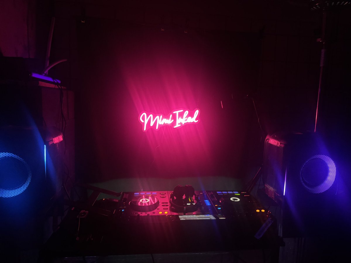 Endlich mein eigener DJController! #music #Facebook #instagram #djanelife #fun #neon #lights #darkroom #bald #live #stream #streamarea #twitch #stolz #powerfrau