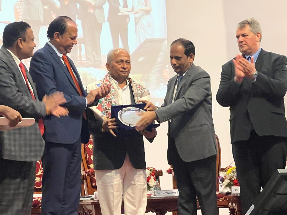 drusawasthi's tweet photo. First Industry Honorary Fellow Award’ by ISDA - Indian Society of Dryland Agriculture was given to Mr. Yogendra Kumar @iffcoyogendra Marketing Director, IFFCO @IFFCO_PR for his pioneering work in application of nano fertilisers, Bio stimulants and Biofertilisers in Rainfed-Dryland Agriculture. Congratulations to Mr. Yogendra & his entire team. DG, @icarindia ICAR @himanshupathak in presence of Dr.S.K.Chaudhari -DDG (NRM); Dr.Stanford Blade, DG-ICRISAT, Dr. V.K.Singh, Director, ICAR-CRIDA and 1000 strong gathering of scientists, students and farmers awarded were also present during the award ceremony.