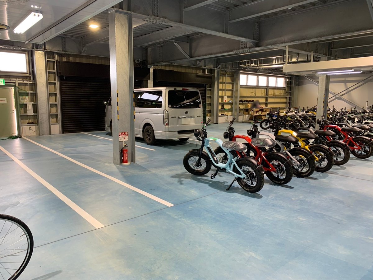 JOeB_PR's tweet photo. 🏭✨ 工場内に新しい駐車場ができました！🚙🚲 ✨🏭
 車や自転車の駐車スペースが整理され、通行しやすくなりました！
見た目もスッキリして、より快適な環境に🌿
 社員の皆さんやお客様にも使いやすい空間を目指しています💡
#職場環境改善 #電動アシスト自転車 #電動モビリティ
#駐車場 #整理整頓 https://t.co/jhBZYLO0bG