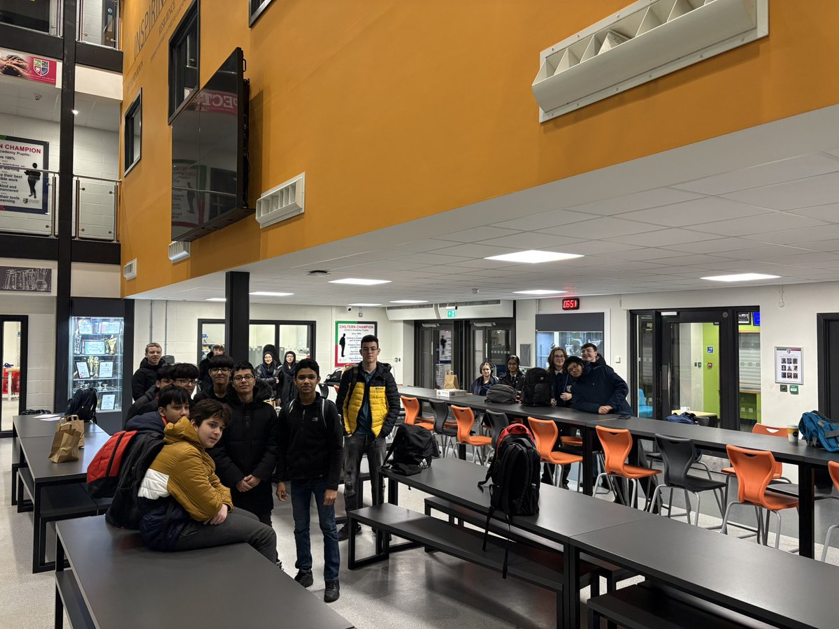 It’s that time of the year again… The early start for @f1inschoolsUK - 3 teams from <a href="/ChilternA/">ChilternAcademy</a> are ready to load the bus. #Engineering #STEM #F1 #YoungEngineers #Luton