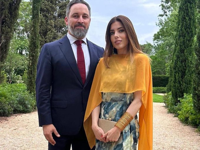 Neo_Jose_'s tweet photo. Recordar que Abascal acumula 28 años de cargos y chiringuitos. No ha cotizado fuera de la política, vive en una mansión de 1M€ con su mujer, que ha facturado 60.000 € del grupo mediático Intereconomía como sobresueldo familiar. Las paguitas y los chiringuitos de vox #abascalHDP https://t.co/zsCs3UXfQE