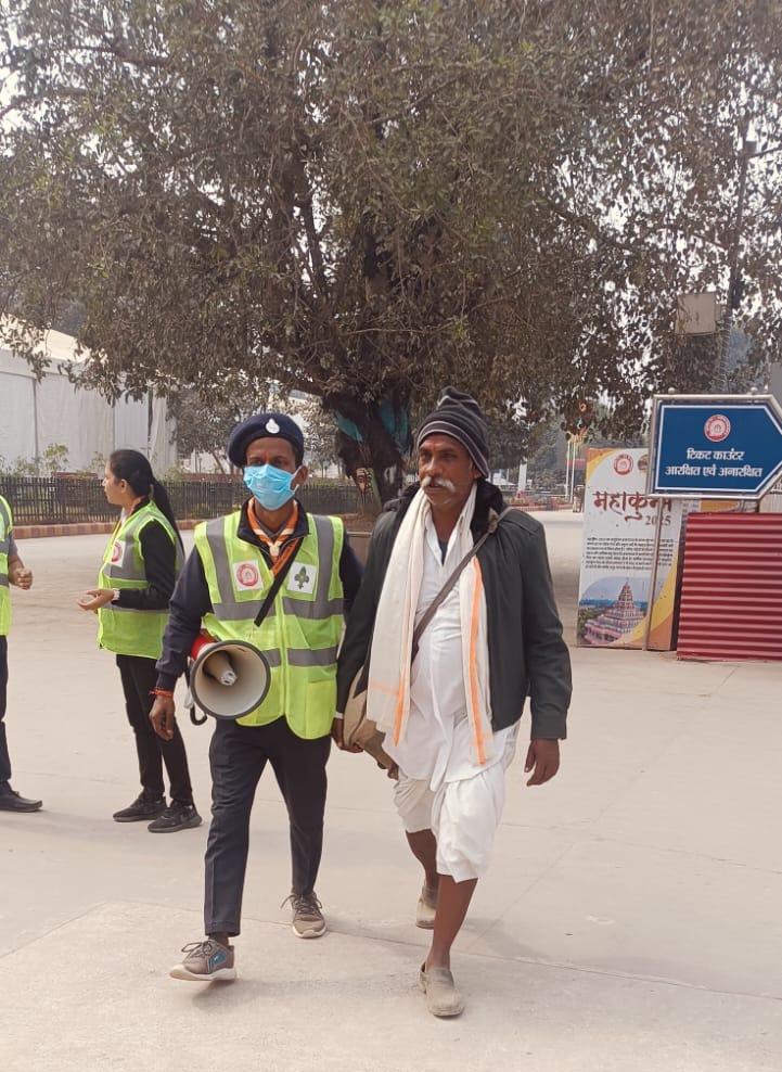 NorthCentralRa1's tweet photo. भारत  स्काउट्स एवं गाइड्स के कर्मी..... श्रद्धा और समर्पण के साथ महाकुम्भ में आए श्रद्धालुओं की सेवा में लगे हुए हैं। ✨
हर यात्री की सेवा और सुविधा को प्राथमिकता देते हुए, वे हर पल मदद के लिए तैयार हैं।#mahakumbhRailseva2025
#MahaKumbh2025 @CPRONCR @drmncrald @RailMinIndia https://t.co/V87TdPF7mr