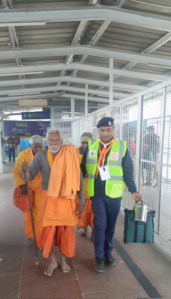 NorthCentralRa1's tweet photo. भारत  स्काउट्स एवं गाइड्स के कर्मी..... श्रद्धा और समर्पण के साथ महाकुम्भ में आए श्रद्धालुओं की सेवा में लगे हुए हैं। ✨
हर यात्री की सेवा और सुविधा को प्राथमिकता देते हुए, वे हर पल मदद के लिए तैयार हैं।#mahakumbhRailseva2025
#MahaKumbh2025 @CPRONCR @drmncrald @RailMinIndia https://t.co/V87TdPF7mr
