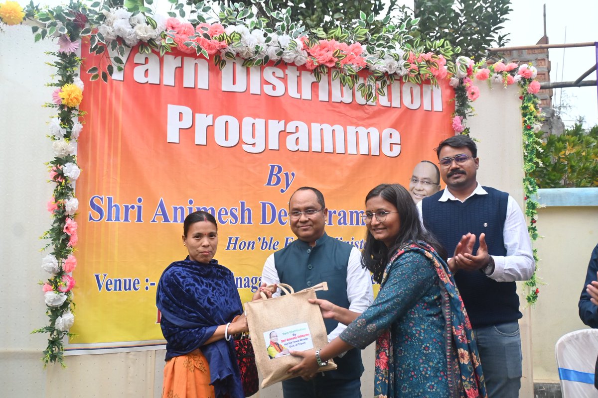 People's Interection Programme on various local issues was held at Purba Rajnagar under Ashrambari Constituency followed by Yarn distribution to 300 beneficiaries.