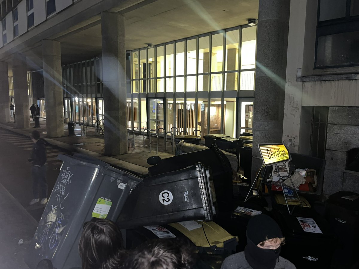 UnionPirate's tweet photo. 🚨 POUR LA PREMIÈRE FOIS DEPUIS LA RÉFORME DES RETRAITES LA FAC DE DROIT DE RENNES 1 EST BLOQUÉ 

 ➡️ Contre les coupes budgétaires, la jeunesse rennaise se mobilise ! https://t.co/Ymqy7phlfU