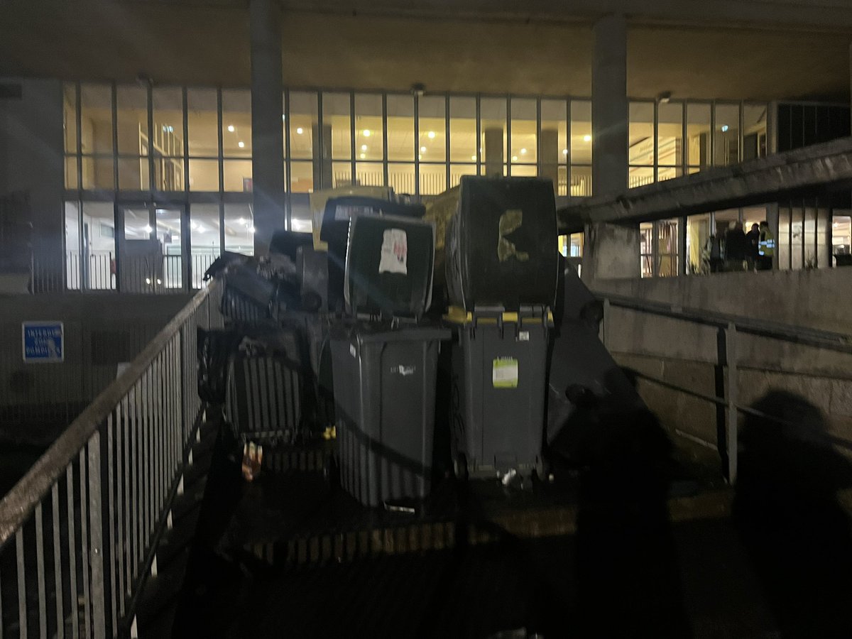 UnionPirate's tweet photo. 🚨 POUR LA PREMIÈRE FOIS DEPUIS LA RÉFORME DES RETRAITES LA FAC DE DROIT DE RENNES 1 EST BLOQUÉ 

 ➡️ Contre les coupes budgétaires, la jeunesse rennaise se mobilise ! https://t.co/Ymqy7phlfU