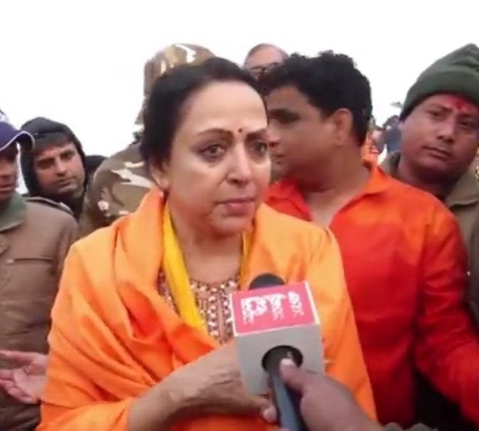 Halfenginear's tweet photo. #VIP_Culture निवाला बन गया जान का
#VVIP के आगे मोल क्या जन आम का,
क्यों फिरते हो तुम भागे भागे,
अब देखो क्या मोल है तुम्हारी जान का
#MahakumbhStampede
#HemaMalini #SupremeCourt #महाकुंभ2025 #OmShanti #ISRO #महाकुंभ_2025_प्रयागराज https://t.co/fiioRmMvIj https://t.co/Dnel91p6DV