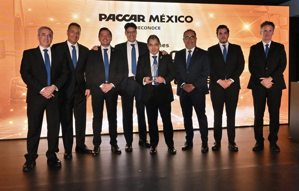 revvialibre's tweet image. El #Premio al #MejorDesempeño en #Refacciones es Kenworth DAF Del Centro #VíaLibre @MiguelOgazon @Virginia_Olalde @alexosorioc @Marcoherguzman @lreyesru @LuisChi @KenworthMexico @KenworthJalisco @KenworthdelEste @canacarmexico @ANTPMexico @CONATRAM