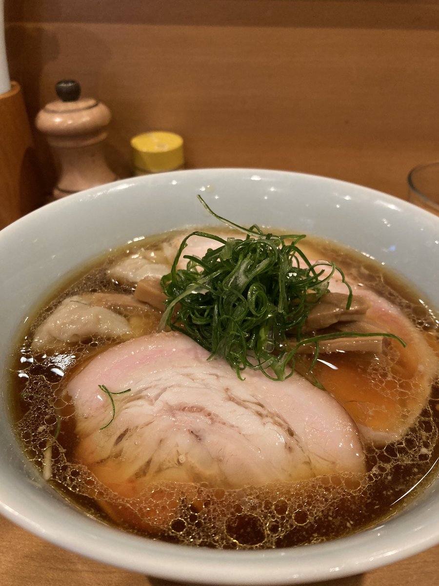 narutocoffee's tweet photo. 14時過ぎ、今日は並んでなかったのでようやく初しば田さん。

美味しいのはもちろんだけど、カウンターの隣に座ってた年配の方には手前から丼を渡すのではなく、フロア担当の方が配膳されてた。
細やかな気配りの積み重ねが行き届いていると感じた。

何気ないスピーカーの音も選曲もいい感じでした。 https://t.co/fRLv6qECEV
