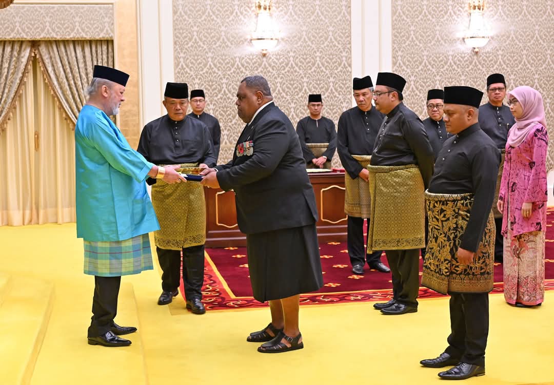 Fiji_MFAET's tweet photo. Fiji’s newly appointed High Commissioner to Malaysia, Ratu Etueni Qiolele Caucau, presented his Letter of Credence to His Majesty Sultan Ibrahim, King of Malaysia, at the Istana Negara, the National Palace in Kuala Lumpur, Malaysia. 🇲🇾🤝🇫🇯

Read more: https://t.co/RqHUo27eZF https://t.co/y9pQKI4LCm