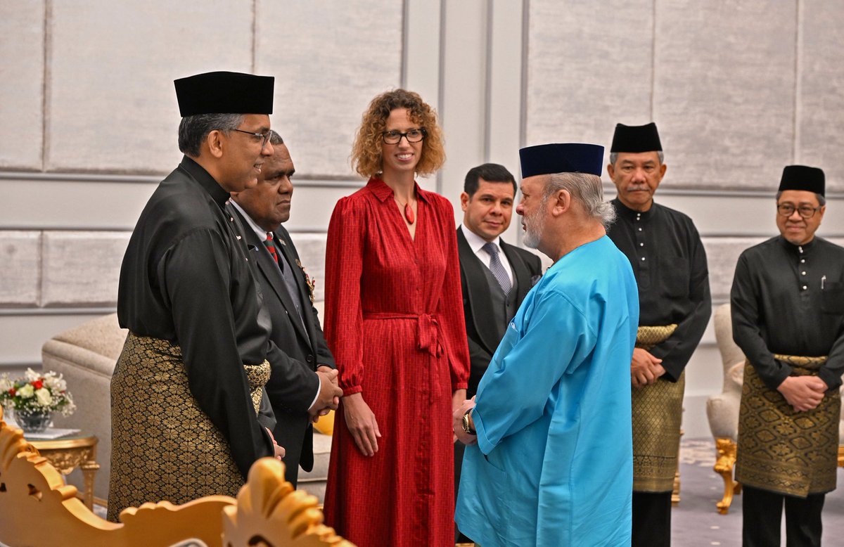 Fiji_MFAET's tweet photo. Fiji’s newly appointed High Commissioner to Malaysia, Ratu Etueni Qiolele Caucau, presented his Letter of Credence to His Majesty Sultan Ibrahim, King of Malaysia, at the Istana Negara, the National Palace in Kuala Lumpur, Malaysia. 🇲🇾🤝🇫🇯

Read more: https://t.co/RqHUo27eZF https://t.co/y9pQKI4LCm