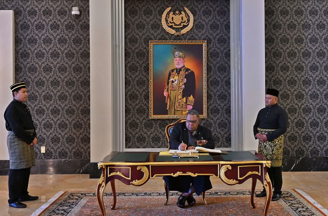 Fiji_MFAET's tweet photo. Fiji’s newly appointed High Commissioner to Malaysia, Ratu Etueni Qiolele Caucau, presented his Letter of Credence to His Majesty Sultan Ibrahim, King of Malaysia, at the Istana Negara, the National Palace in Kuala Lumpur, Malaysia. 🇲🇾🤝🇫🇯

Read more: https://t.co/RqHUo27eZF https://t.co/y9pQKI4LCm