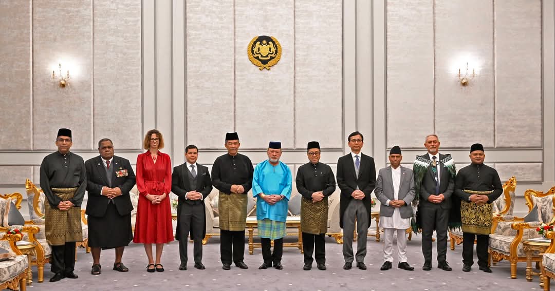 Fiji_MFAET's tweet photo. Fiji’s newly appointed High Commissioner to Malaysia, Ratu Etueni Qiolele Caucau, presented his Letter of Credence to His Majesty Sultan Ibrahim, King of Malaysia, at the Istana Negara, the National Palace in Kuala Lumpur, Malaysia. 🇲🇾🤝🇫🇯

Read more: https://t.co/RqHUo27eZF https://t.co/y9pQKI4LCm