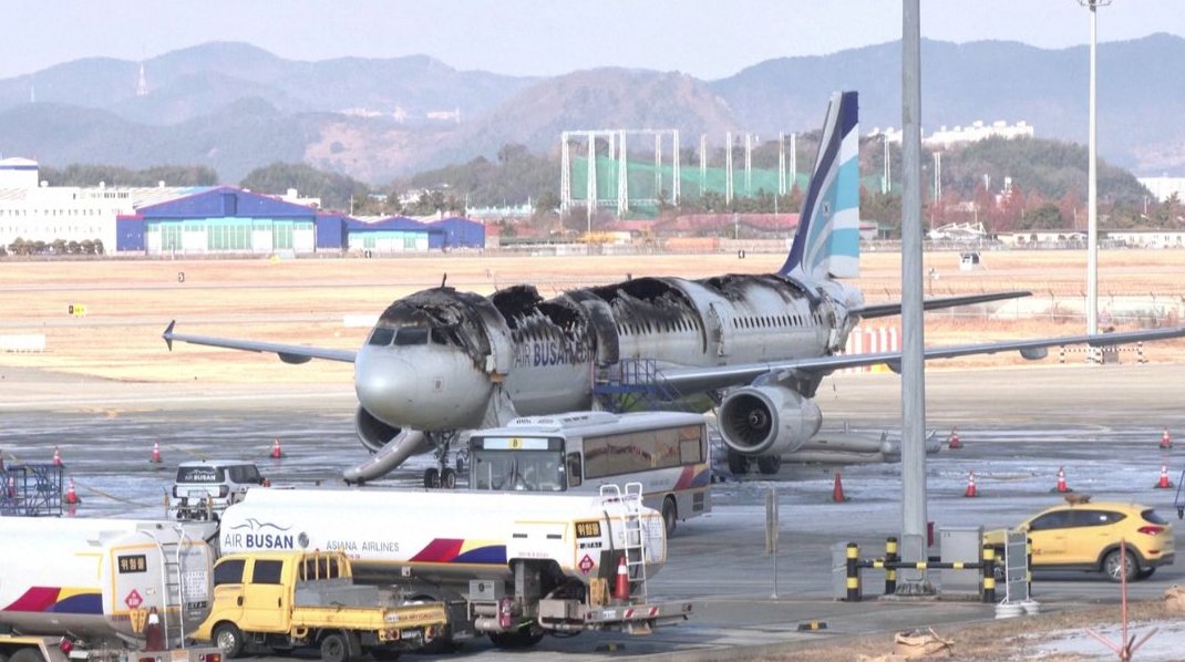 aviationbrk's tweet photo. An unidentified object in a luggage compartment is attracting attention as the cause of the Air Busan A321 fire that occurred at Gimhae International Airport yesterday. 

Flight attendants and passengers on board the accident aircraft testified that the fire started in the overhead area.

A couple in their 30s, who were sat in a seat near the smoking shelf, said, "When there was smoke, the flight attendant said, 'What did you put inside?' And then, all of a sudden, there was a lot of smoke."

Initially there was speculation that the fire started in the auxiliary power unit (APU) of the aircraft.

The Busan Fire and Disaster Headquarters is negotiating a schedule for a joint investigation with the Aircraft and Rail Accident Investigation Committee of the Ministry of Land, Infrastructure and Infrastructure to determine the official cause of the fire.