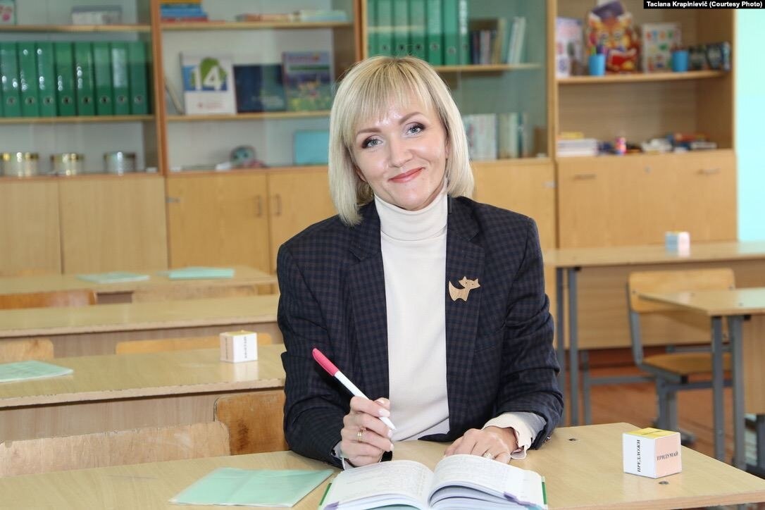На “Свабодзе” выйшла вельмі цікавая гутарка з той самай настаўніцай Таццянай Крапіневіч, якая пасля скаргаў прарасейскіх даносчыкаў была вымушаная пакінуць Беларусь. У 2023 годзе яна перамагла ў абласным конкурсе “Настаўнік года”, працавала завучам гімназіі ў Ляхавічах. Некалькі