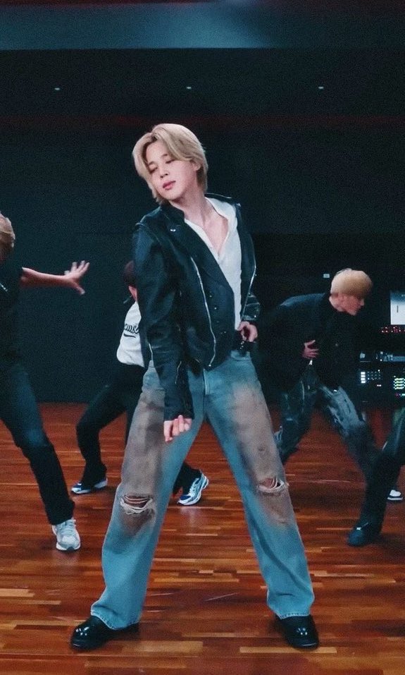 chartsjimin_'s tweet photo. Jimin’s “Who”  re-entered top 5 on this week’s HDD US Streaming chart at #5 (+6) with 17,353,544 (+12%).

— The highest-performing song by any Asian artist, as well as the highest-performing song under the Geffen and Bighit labels. https://t.co/ETyVhA1kRj