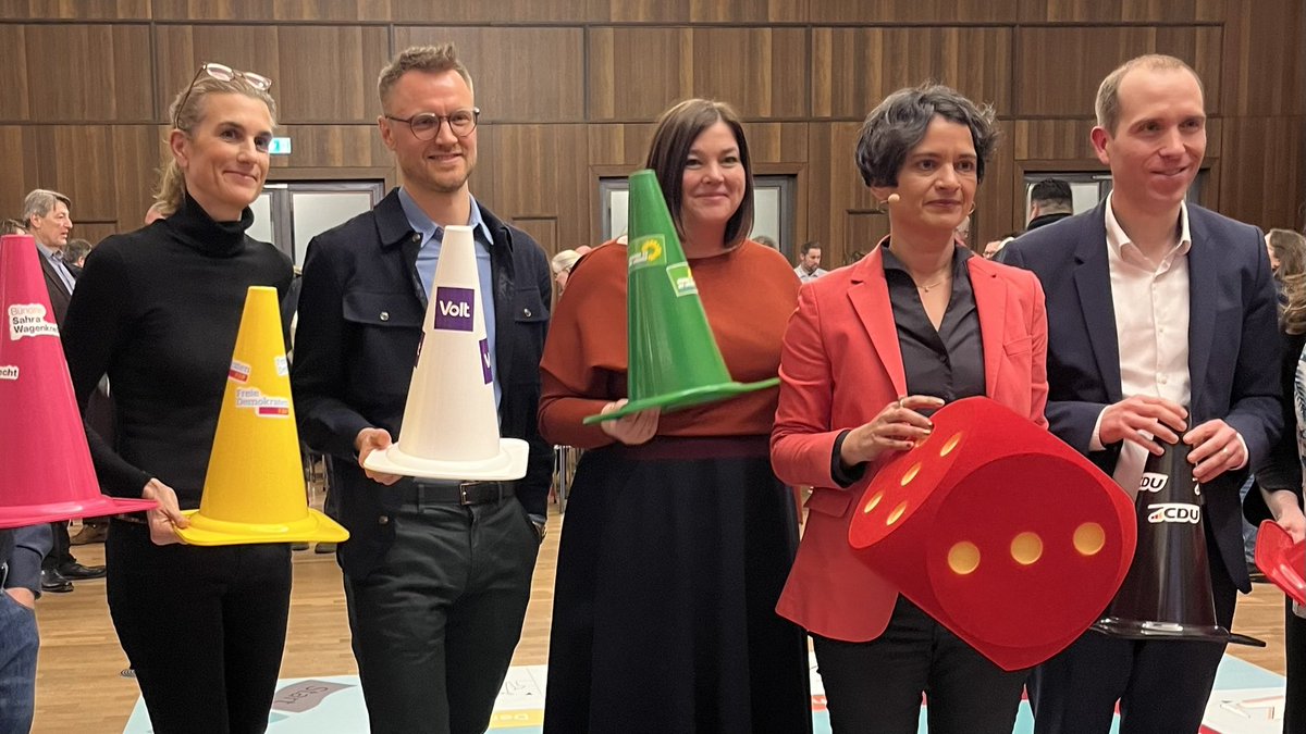 HamburgVolt's tweet photo. „Mensch wähl doch mal“ – spannender als jedes Triell: Fragespiel 
in der @DGBHamburg Wahlarena zur #bürgerschaftswahl mit allen Spitzenkandidierenden – und @patfischer_hh , als Schulleiter btw selbst @gew_bund Mitglied. Danke #TanjaChawla für die Spielleitung 🙏 https://t.co/1NY72ErIlS
