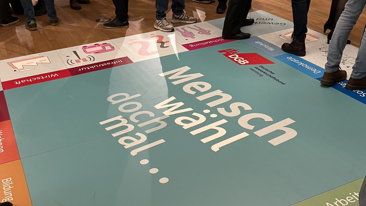 HamburgVolt's tweet photo. „Mensch wähl doch mal“ – spannender als jedes Triell: Fragespiel 
in der @DGBHamburg Wahlarena zur #bürgerschaftswahl mit allen Spitzenkandidierenden – und @patfischer_hh , als Schulleiter btw selbst @gew_bund Mitglied. Danke #TanjaChawla für die Spielleitung 🙏 https://t.co/1NY72ErIlS