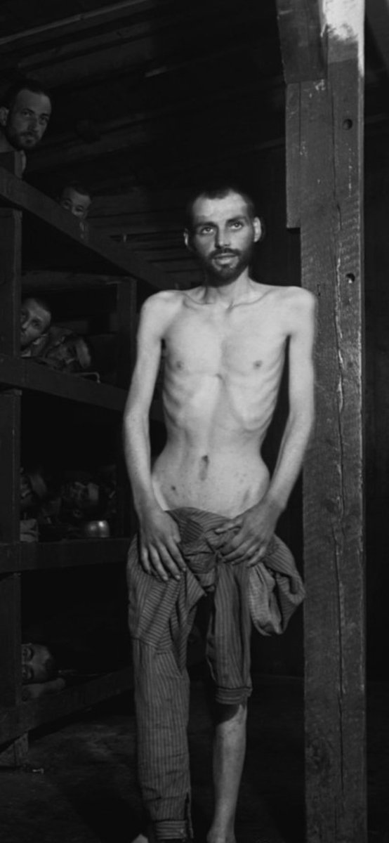 nasilsinyou's tweet photo. @THEREALJEW613 Is this picture edited? The standing man looks photoshopped https://t.co/VOcwHsSZMh