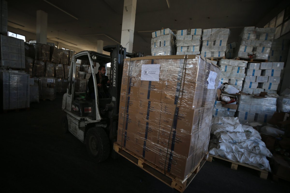 WFP_GCC's tweet photo. For the first time in over 4 months, @WFP is distributing full rations to 1.1 million displaced people across the #Gaza Strip.

Thanks to @WFPSupplyChain and the support of @MBRInitiatives, vital supplies from Karem Shalom are now reaching those in need across the Gaza Strip. 💙 https://t.co/h5tLJT85AY