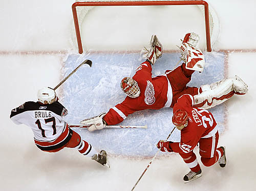 Dominik Hašek slaví 60. narozeniny.

Brankář, díky němuž se můžete pohodlně natáhnout na gauči, a přitom se cítit jako jeden z nejlepších hokejistů všech dob.
