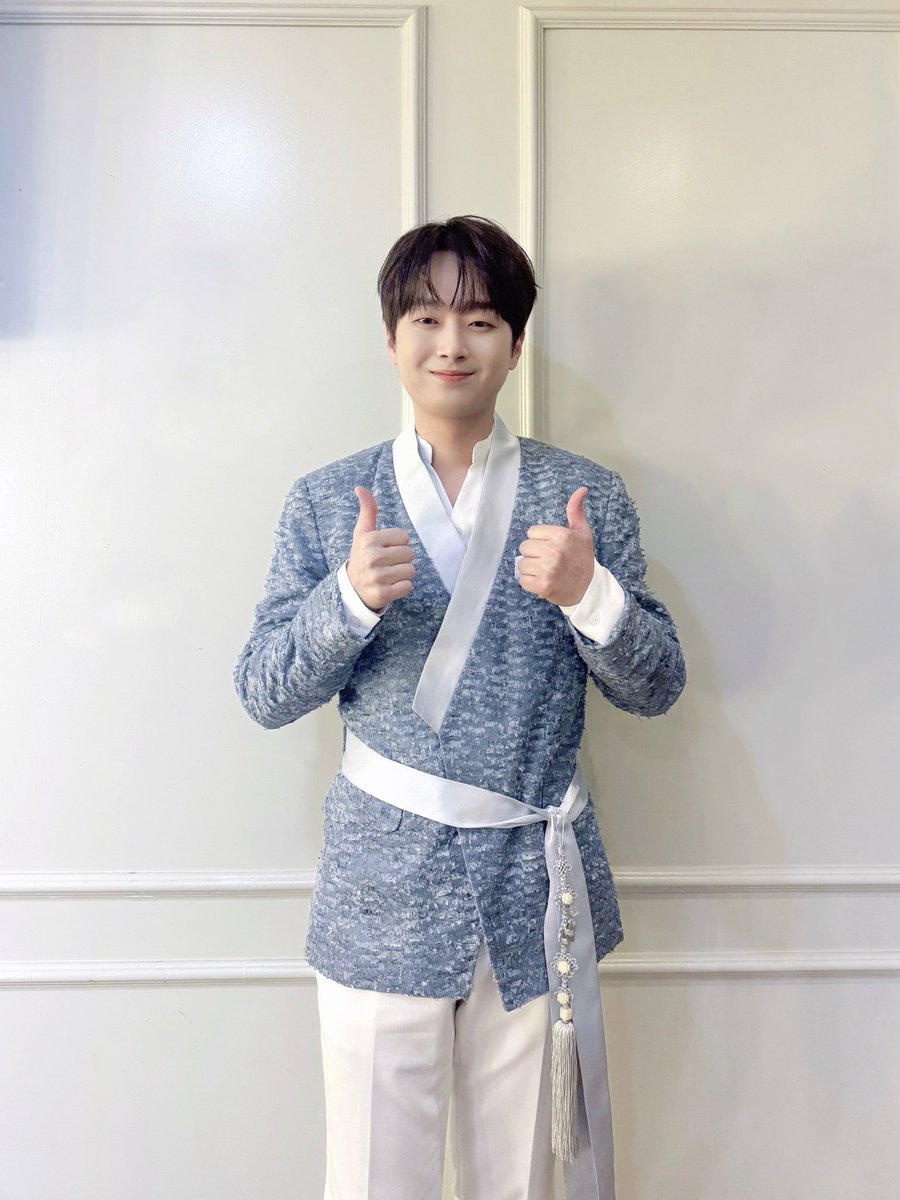 Mvuha9VDl5lfY8X's tweet photo. @ChanWonOfficial 본방사수 ^^  #이찬원 #트롯대잔치 기대됩니다^^ https://t.co/8A3ostQTZG