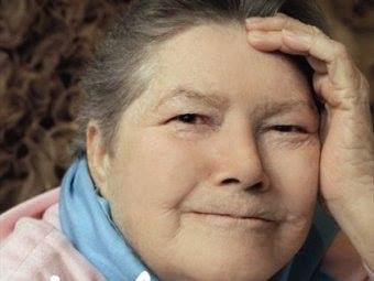 Crastino's tweet photo. En un día como hoy de 2015 falleció Colleen McCullough a los 77 años. Saltó a la fama con 'El pájaro espino' (1977), un drama familiar en la Australia de varias décadas del siglo XX, que fue su 2ª novela y que pronto fue adaptada para una exitosa serie televisiva... que todos 👇 https://t.co/o2UM8XRjrH