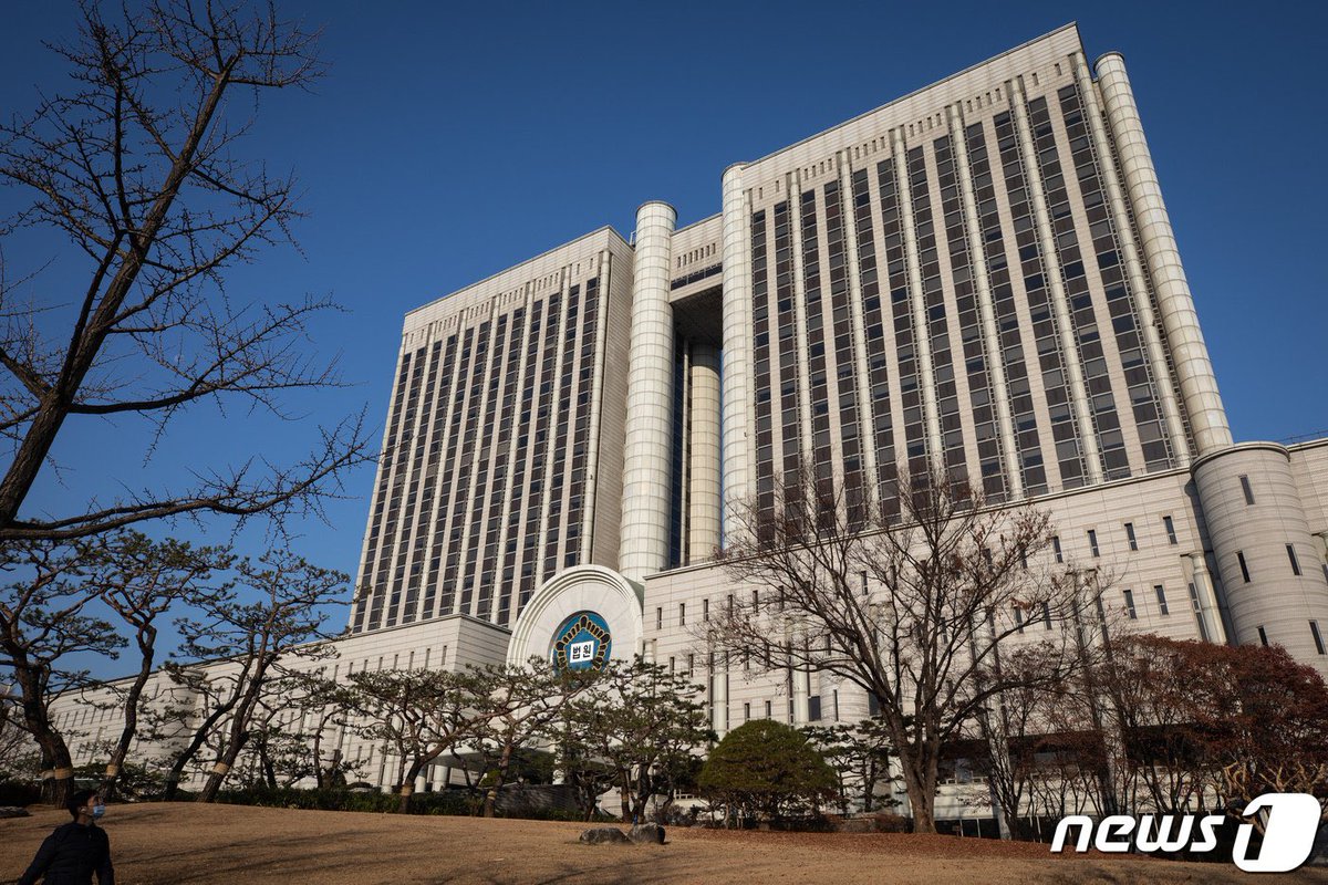kchartsmaster's tweet photo. Former CEO ‘Kim’ has been sentenced to 1 year in prison with 3 years probational suspension on charges of aggravated assault of a minor boygroup idol:
— “Kim assaulted Member A who was unable to defend himself using a metal pole that was prepared as a weapon, causing injuries that required four weeks of medical treatment. Kim also struck Member B and Member C on the head, making the assault particularly more dangerous given the weapon and the body part that was targeted. The severity of the assault was so extreme that the pole broke.”
https://t.co/RNGSgsWOIJ